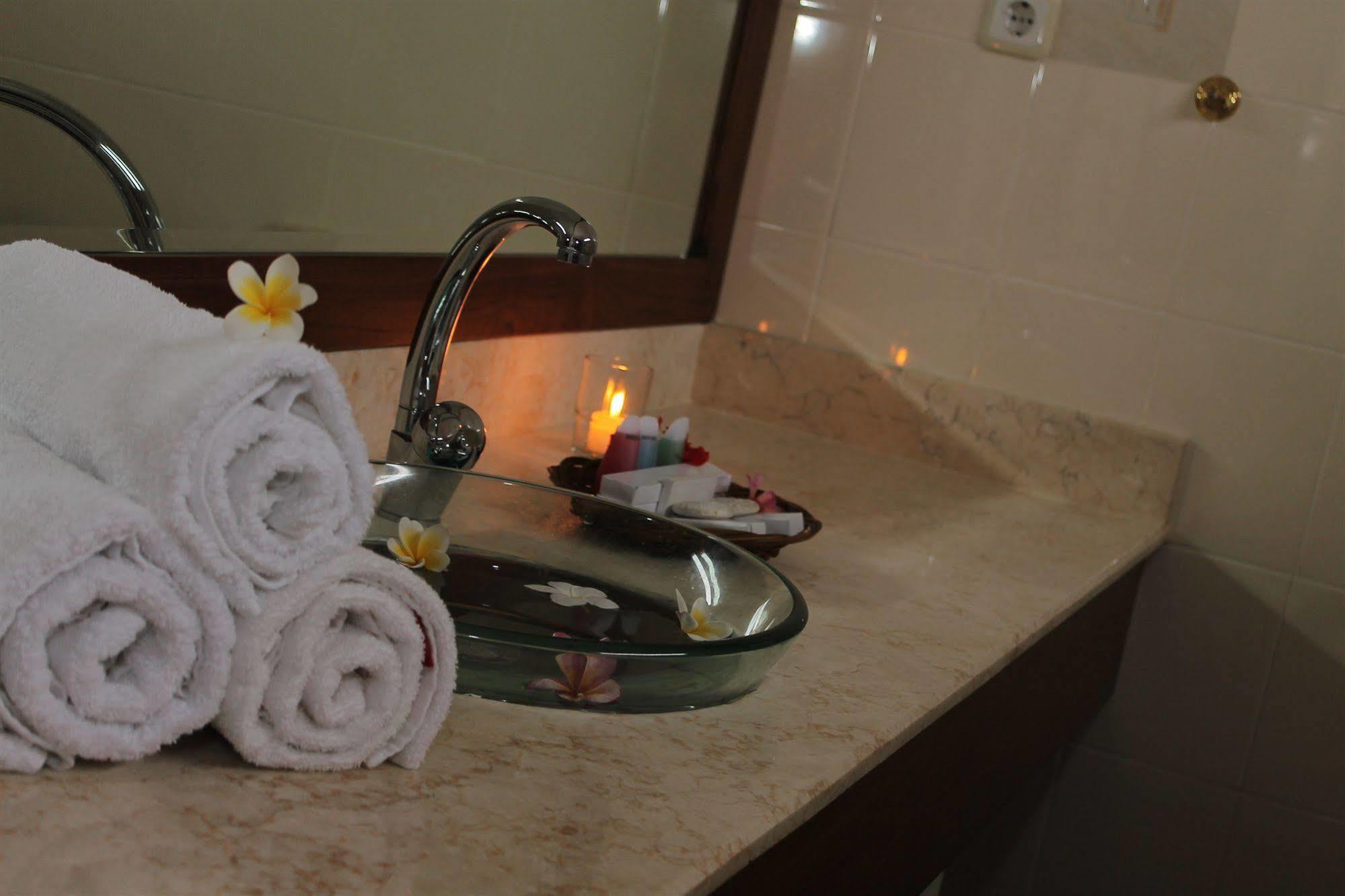 ลมโบะก์ บีช วิลลา Hotel Mangsit ภายนอก รูปภาพ